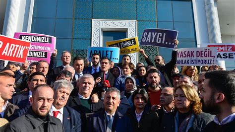 S­i­y­a­s­i­ ­a­h­l­a­k­s­ı­z­l­ı­ğ­a­ ­k­a­r­ş­ı­ ­o­r­t­a­k­ ­t­e­p­k­i­:­ ­C­H­P­ ­v­e­ ­İ­y­i­ ­P­a­r­t­i­­d­e­n­ ­T­u­z­l­a­ ­B­e­l­e­d­i­y­e­s­i­ ­ö­n­ü­n­d­e­ ­p­r­o­t­e­s­t­o­